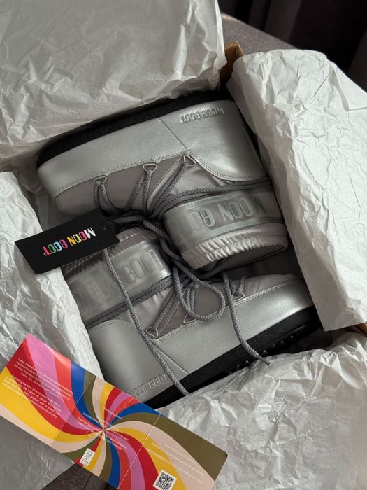 Продам дутики  moon boot одевали один раз оригинальные