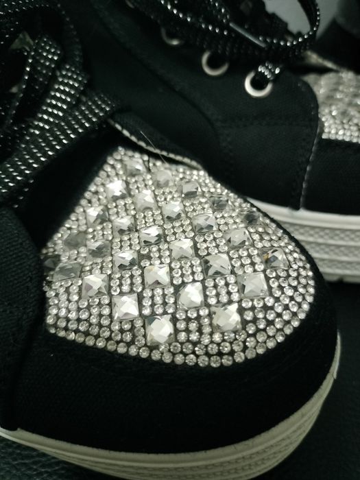 Adidași cu ștrasuri