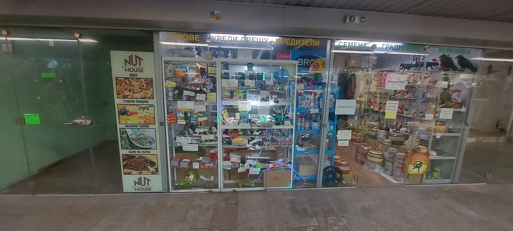 2 бр стелажи , рафтове, витрини от алум. и стъкло, оборудване магазин