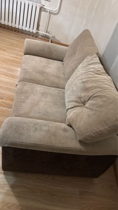Срочно отдам дарлм два дивана