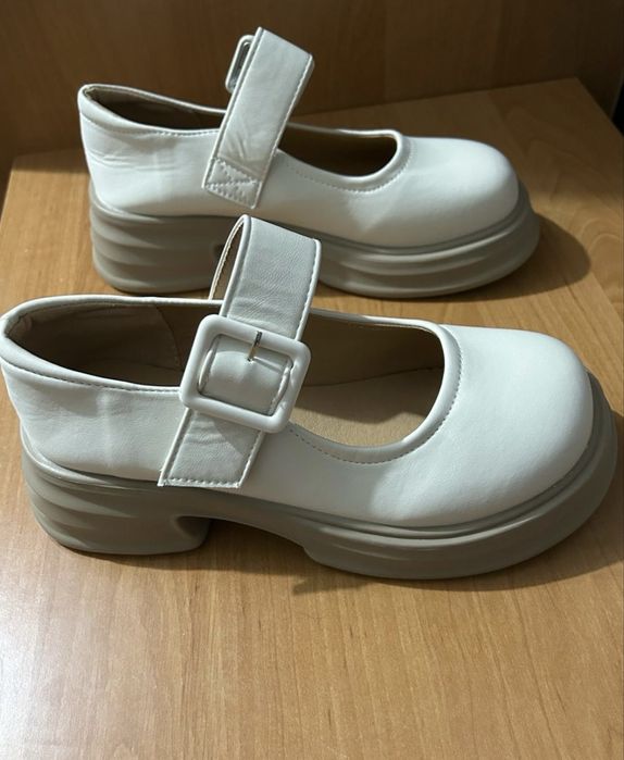 Бежевые новые туфли