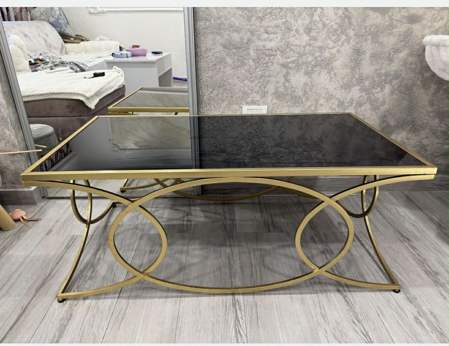 Masa din metal cu detalii aurii. Cu liveare in Arad doar