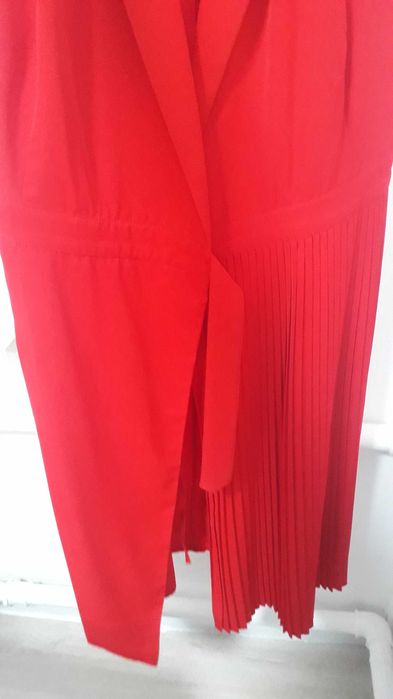 Платье красного цвета