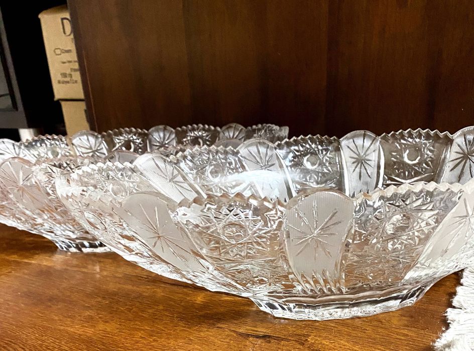 Продам хрустальную вазу и хрустальную салатницу с красивым  рисунком.