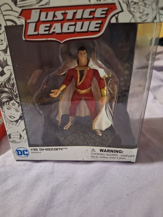 Нови фигурки Шазам и Киборг.