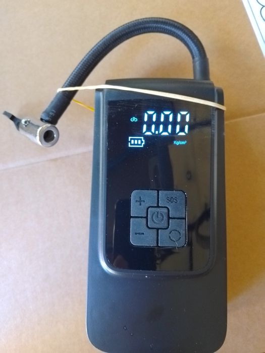 Акумулаторен компресор за въздух за гуми и други надуваеми аксесоари