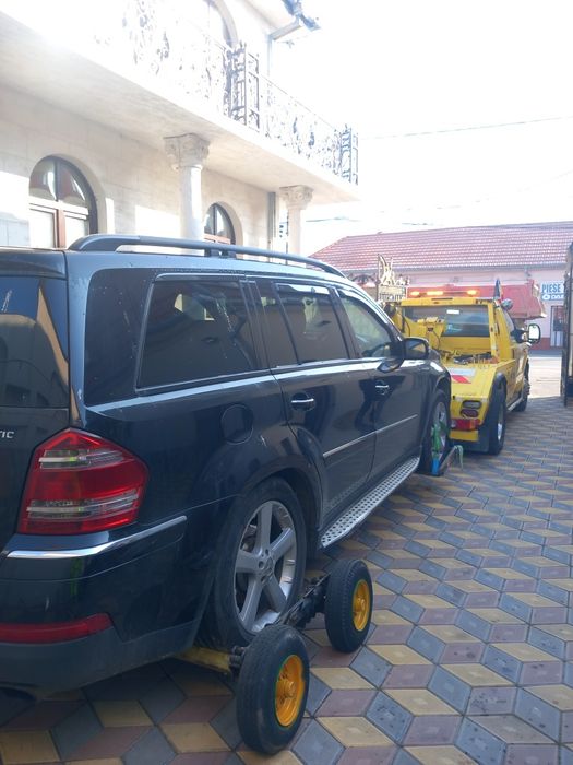 Tractări microbuze și autoturisme blocate, cu roți rupte