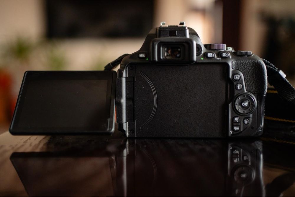 Vând Nikon D5600 + 3 obiective + accesorii