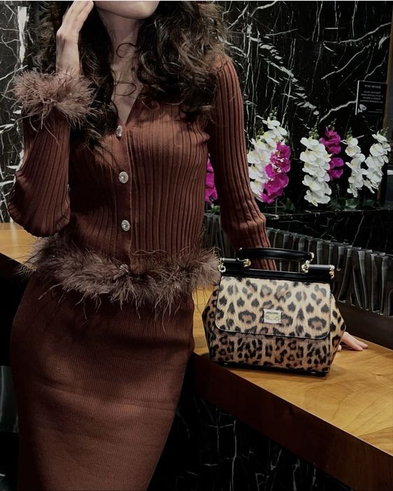 Коричневый двойка с перьями