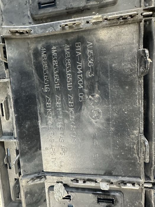 Grilă radiator audi q8.cod:4m8853651.D.