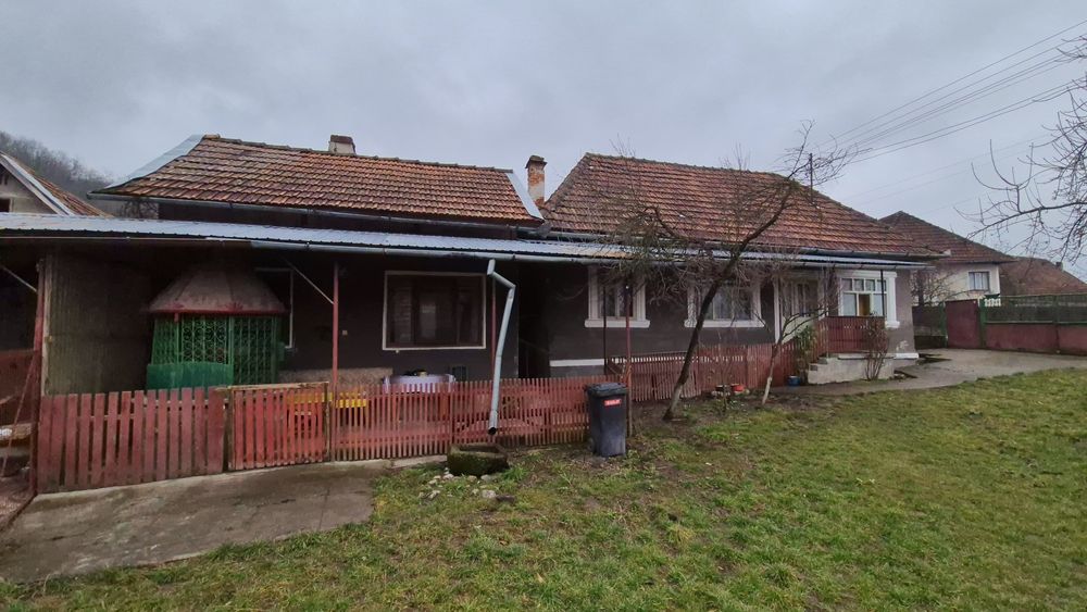 Casă tradițională + curte generoasă de vânzare – Ribița, Hunedoara