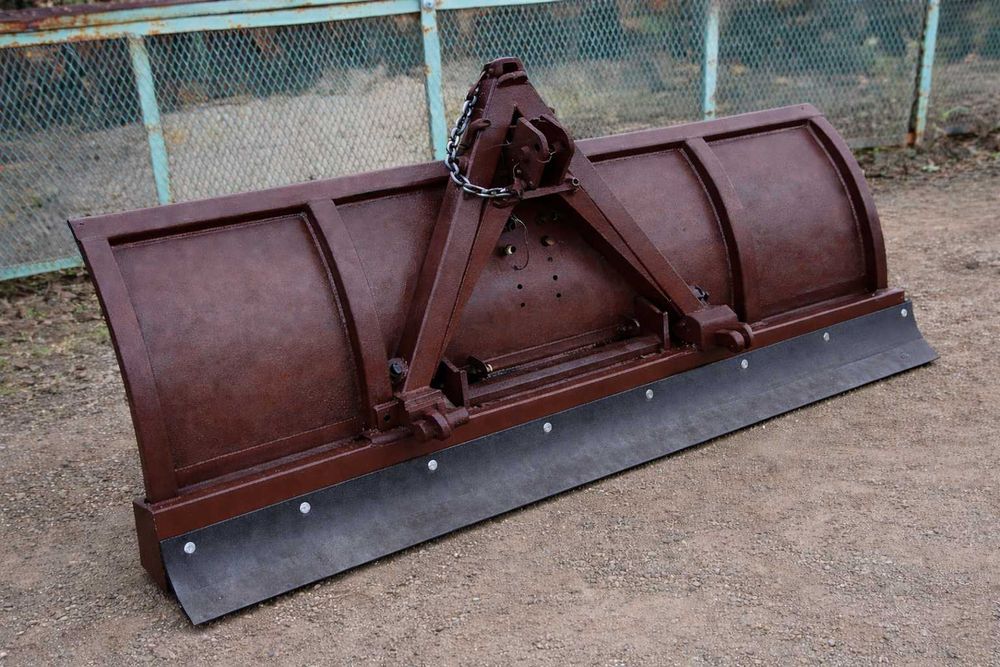 Широкая металлическая лопата-отвал