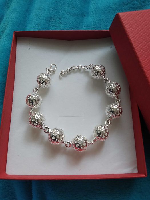 Сребърна гривна с топчета филигран. В кутия за подарък.