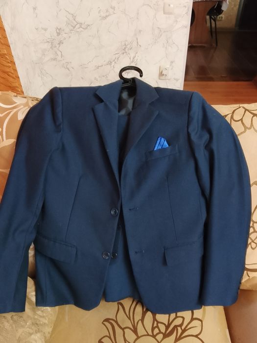 Продам два классических костюма!