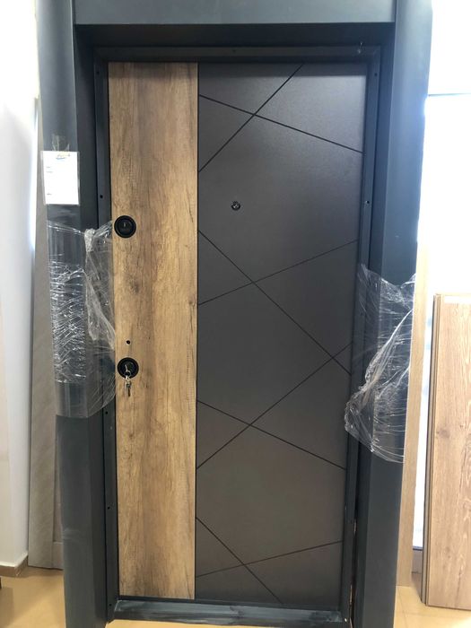 продавам входна врата-ART 05 Антрацит Отантик,за апартамент