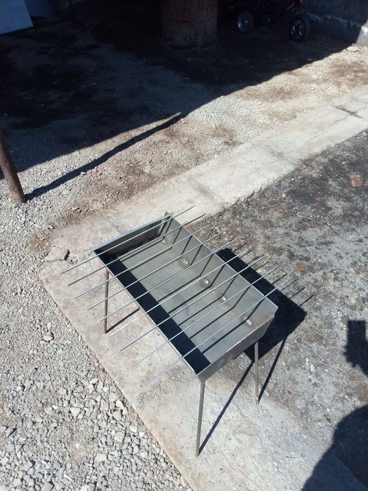 Мангал для шашлыка с шампурами.