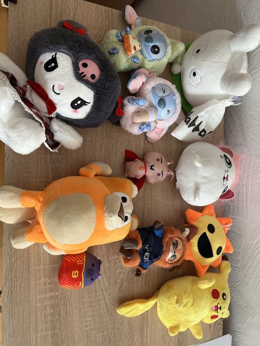 Група от различни плюшени играчки :)