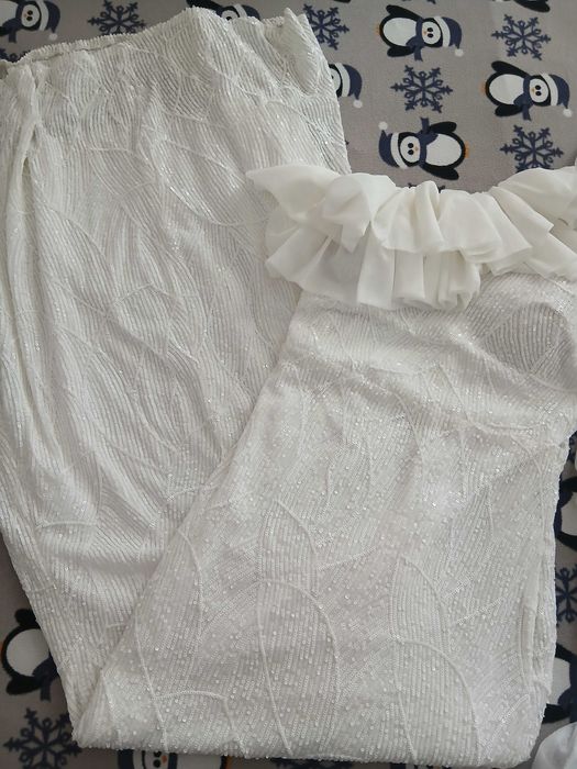 Бяла официална рокля с пера на един ръкав