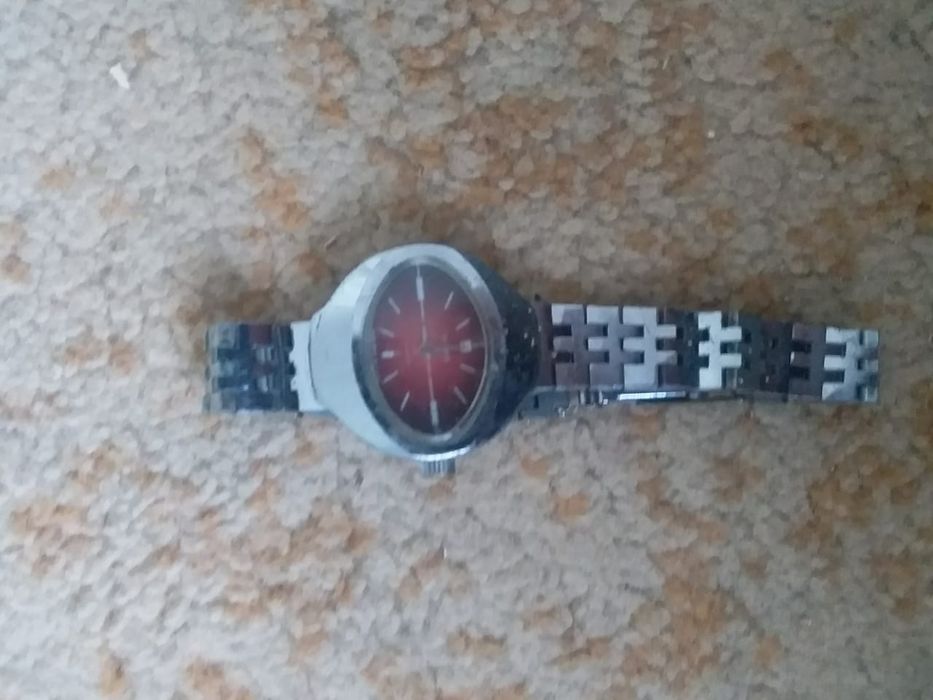 Часы настольные и наручные