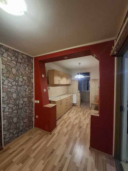 Apartament 3 camere, decomandat, Strada Savinesti, Etaj 1, Tg Jiu