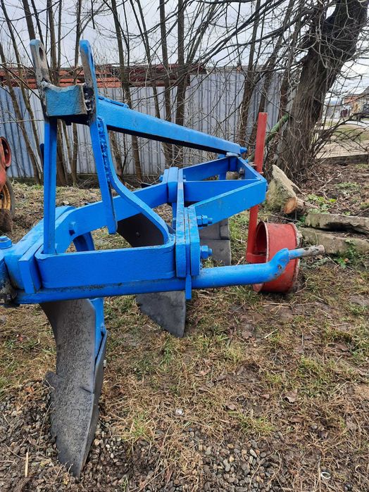 De vanzare plug cu 3 brazde