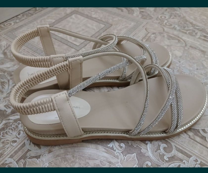 Кроссовки и босоножки женские