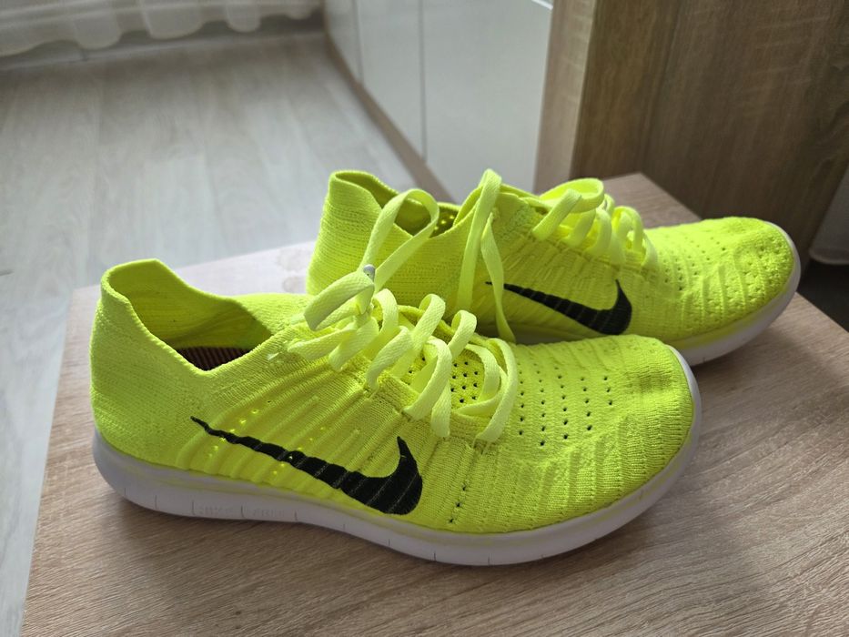 Маратонки NIKE и високи обувки на REPLAY