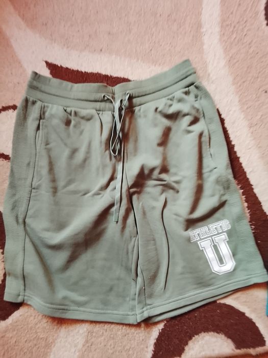 Vând pantaloni scurți noi