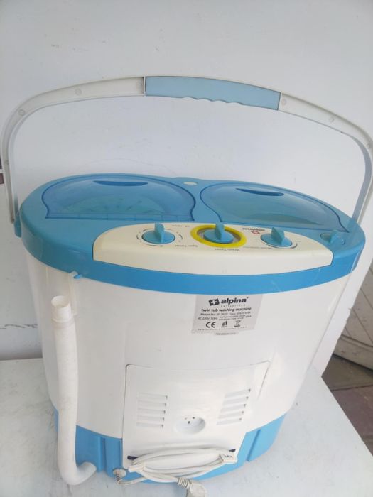 ALPINA преносима мини пералня с отделна камера за центрофуга. 
Капацит