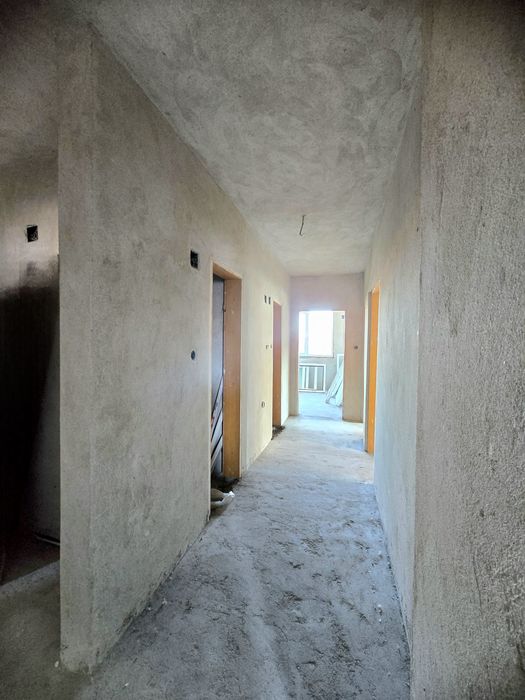 Етаж от масивна къща, сутерен, мансарда, двор и гараж в гр. Лясковец