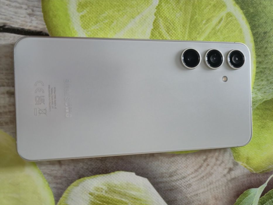 Продавам Samsung Galaxy S24 plus