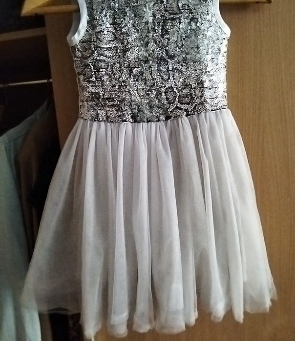 Продам нарядные платья для девочек