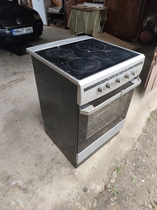 Aragaz electric Hansa, plită vitroceramică, cuptor electric – 500 lei negociabil