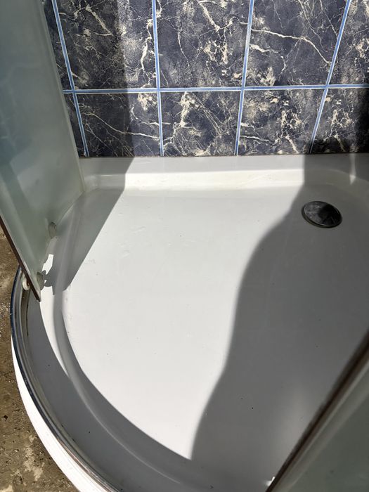 Cabină de duș semirotundă pe colț + cădiță