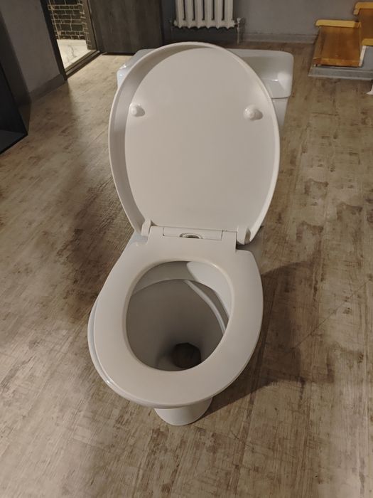 Продам унитаз в рабочем состоянии .