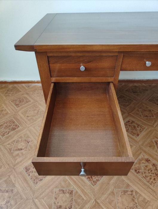 Письменный стол из красного дерева