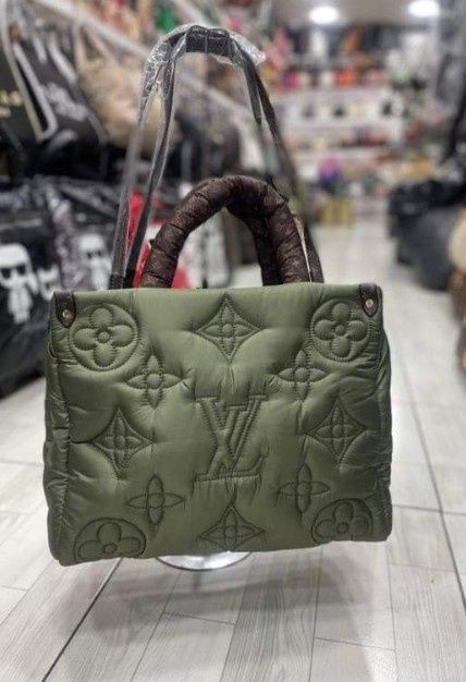 Geanta LV material textil impermeabil, saculet, etichetă