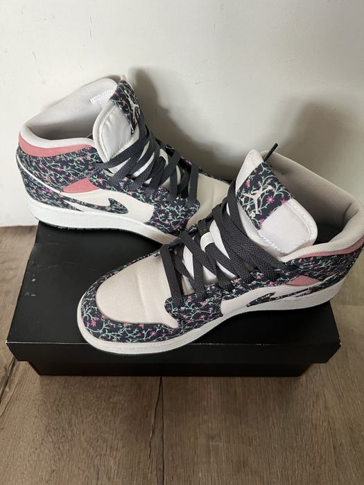 Продавам чисто нови Air Jordan 1 Mid SE Floral Canvas
