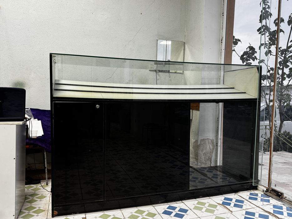 Мебельный ветрина