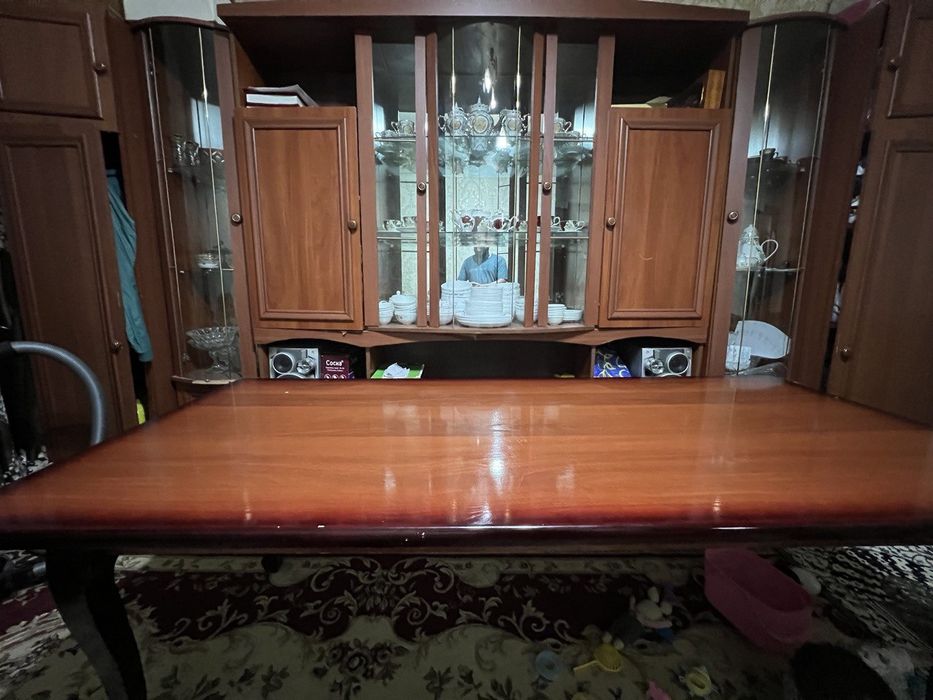 Стол на восемь персон