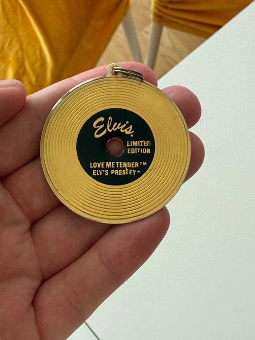 Breloc pentru chei cu disc de vinil Elvis Presley „Love Me Tender”