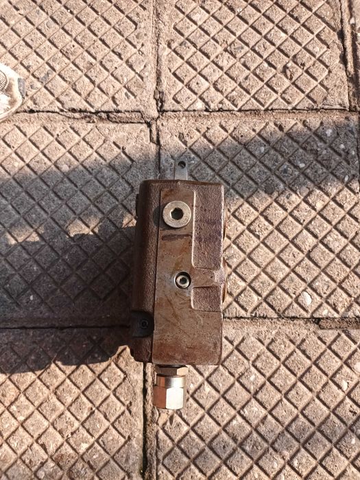 Продавам нов хидравличен разпределител РХ 80 Bosch