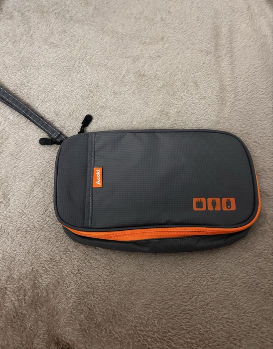 Компактен органайзер/калъф за кабели и аксесоари