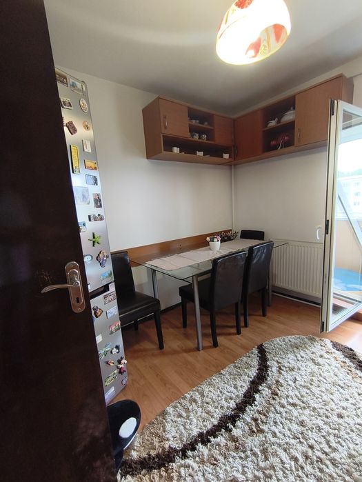Vând apartament trei camere zonă centrală, Mioveni, două balcoane, două băi, liber