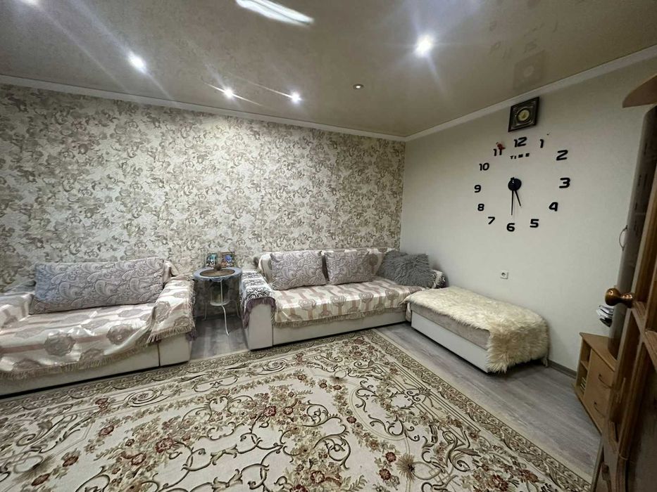 Раскладной диван, кресло и оттоманка.