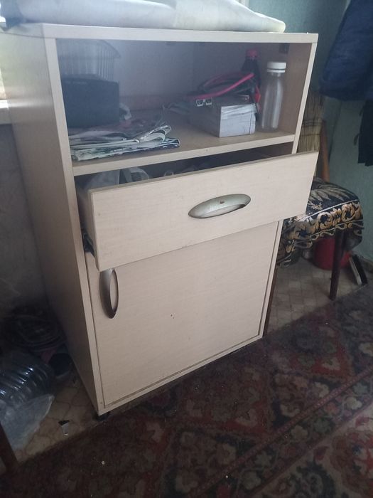 Тумбочка на колесиках