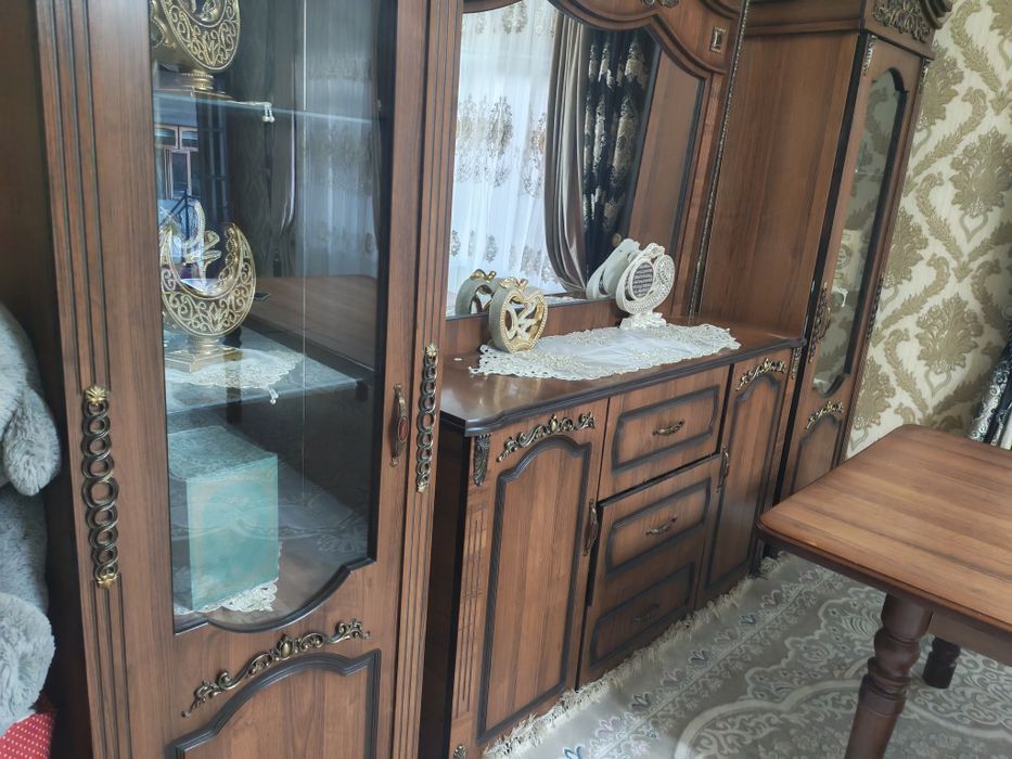 Комод с двумя горками