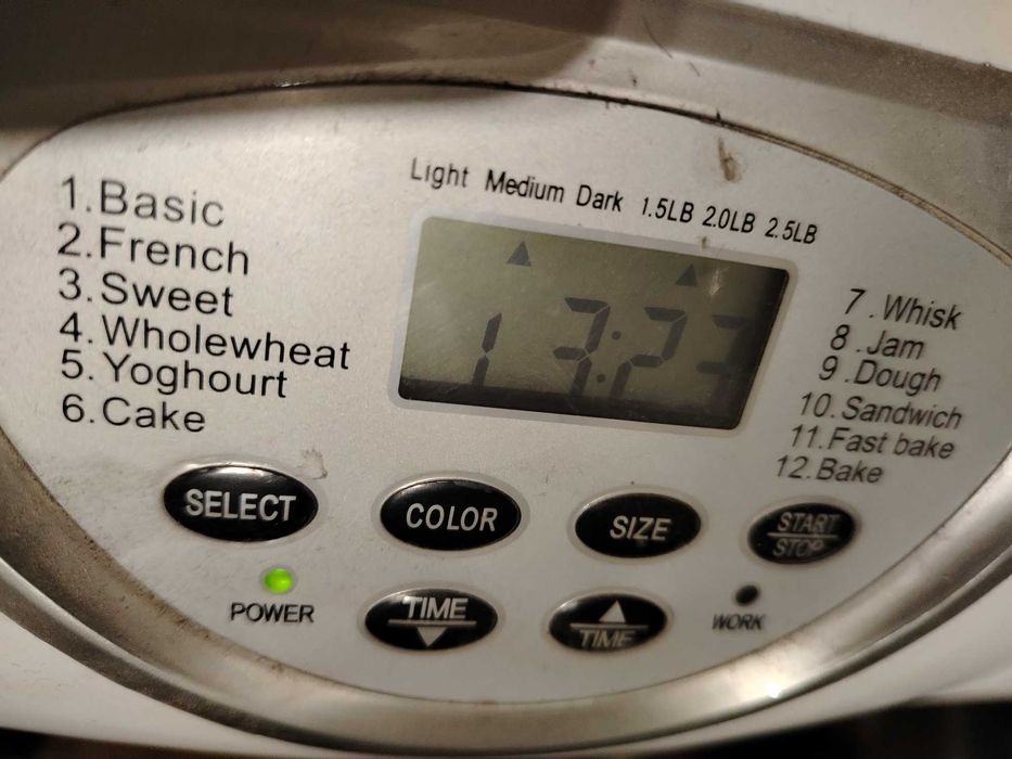 Продавам чисто нова хлебопекарна ELITE BM-005B