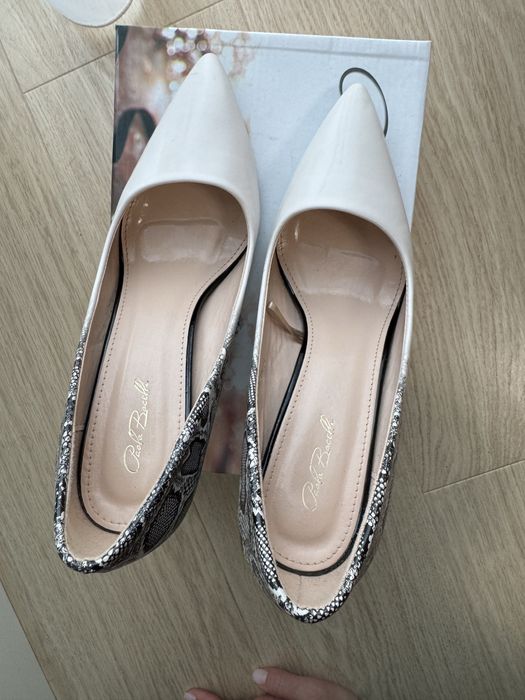 Елегантни токчета бежаво и змийски мотив