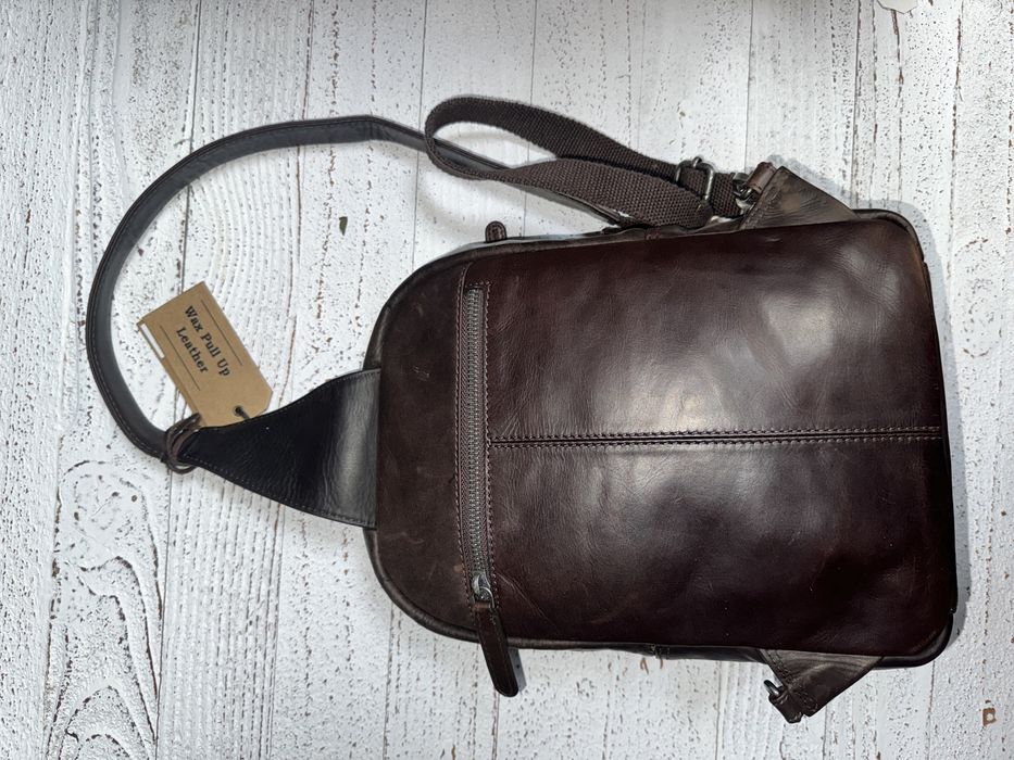 Geanta crossbody din piele naturala. The Chesterfield brand.